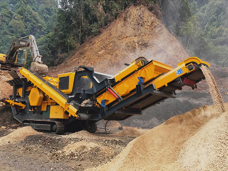 移動碎石機(jī)破碎現(xiàn)場